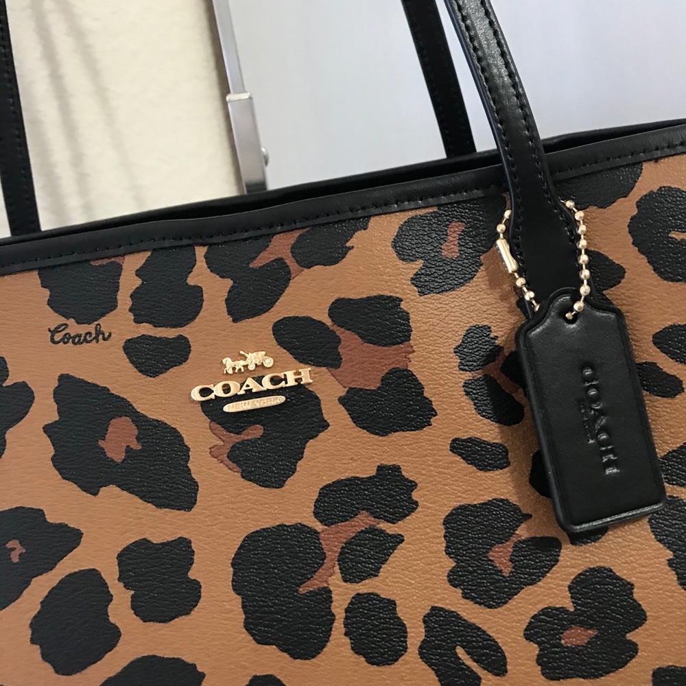 New! COACH TOTE & WRISTLET - Picture 3 of 12